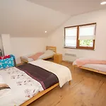 Nyaraló Faruk *
