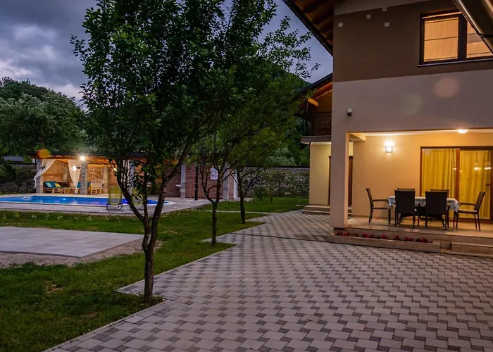 Faruk Hébergement de vacances *